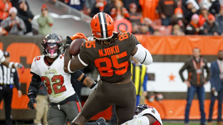 Neil Reynolds: Trevor Lawrence continúa para Jaguars y Russell Wilson vs. Broncos | Noticias NFL 16 El ala cerrada de los Cleveland Browns, David Njoku, anotó un increíble touchdown con una mano en la victoria sobre los Tampa Bay Buccaneers.