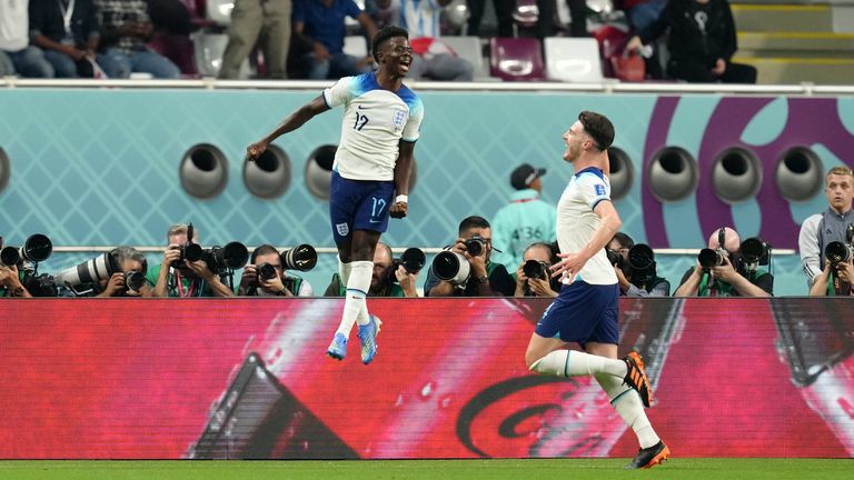 Declan Rice dice que Inglaterra merece más crédito por el desempeño de la Copa Mundial y que otros países deberían tenerles miedo | Noticias de futbol 2 Bukayo Saka celebra con Declan Rice