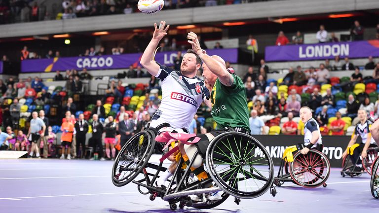 Crónica del partido - Inglaterra 38 - 8 Australia 5 Seb Bechara descarga el balón en el tackle australiano Peter Arbuckle