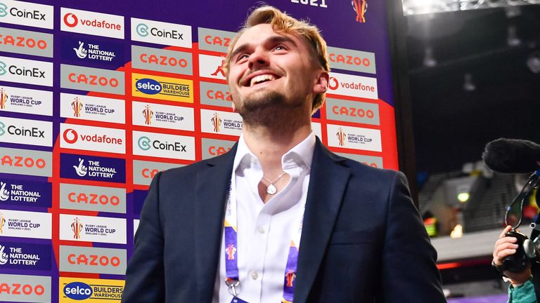 Crónica del partido - Inglaterra 38 - 8 Australia 7 Tom Coyd, seleccionador de Inglaterra, disfruta de la inauguración de la Copa del Mundo en silla de ruedas