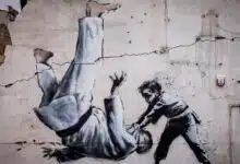 Un mural no reclamado de Banksy muestra a un hombre siendo derribado durante un combate de judo con un niño.