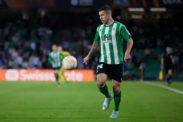 El crucero del Real Betis inspirado en Aitor Ruibal gana antes del derbi de Sevilla 1 El crucero del Real Betis inspirado en Aitor Ruibal gana antes del derbi de Sevilla