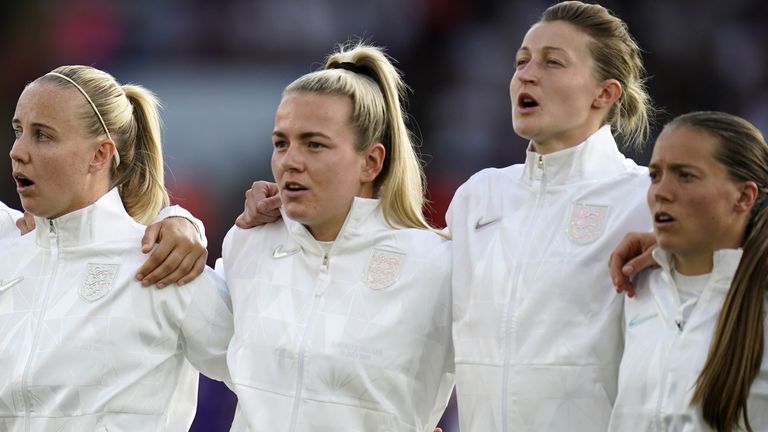 La delantera de West Brom, Mariam Mahmood, sostiene conversaciones con Pakistán mientras el trío Inglaterra-Pakistán entrena en Lahore | Noticias de futbol 2 De izquierda a derecha, Rachel Daly, Beth Meade, Lauren Hemp, Alan White y Fran Kirby de Inglaterra en el Campeonato de Fútbol Femenino Euro 2022 en el estadio St Mary's de Southampton antes del partido del Grupo A del Torneo. Fecha de la imagen: viernes, 15 de julio de 2022.