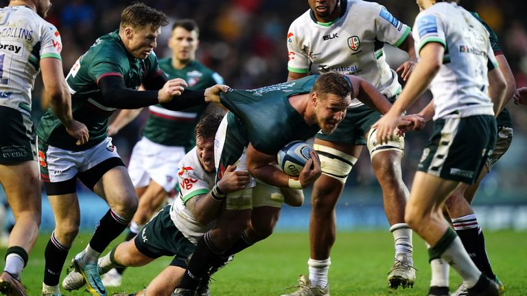 Leicester Tigers 33-31 London Irish: Steve Borthwick elogia la batalla irlandesa | Noticias de la Unión de Rugby 3 Hanro Liebenberg de Leicester Tigers es abordado durante el partido de la Premier League de Gallagher en Mattioli Woods Welford Road Stadium