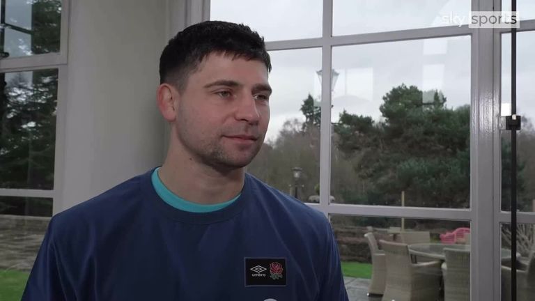 Six Nations 2023: Ben Youngs, Ben Curry y Anthony Watson en el equipo de 29 hombres de Inglaterra para las noticias del sindicato de rugby italiano 2 El jugador masculino con más partidos de Inglaterra, Ben Youngs, dice que está feliz de comenzar de nuevo con Steve Bostwick mientras Inglaterra se prepara para enfrentar a Escocia en el Seis Naciones del próximo fin de semana.