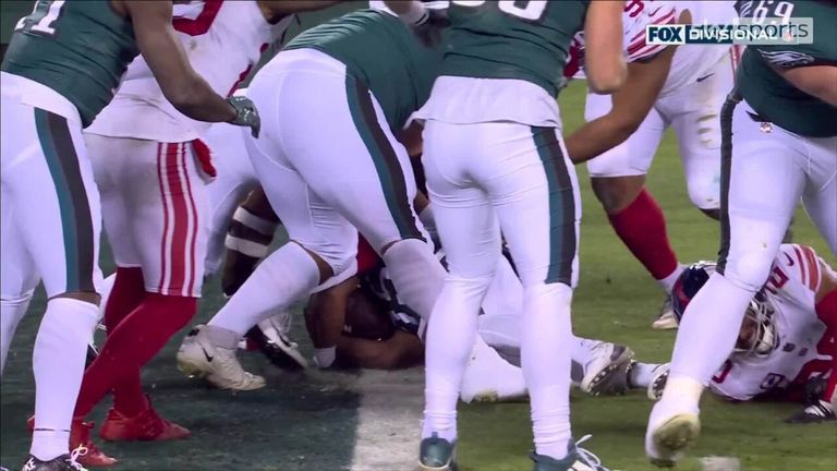 Philadelphia Eagles venció a los New York Giants 38-7 en la ronda divisional, reserva el juego por el título de la NFC en casa | Noticias de la NFL 11 El mariscal de campo de los Philadelphia Eagles, Jalen Hurts, anota un touchdown terrestre para extender la ventaja sobre los New York Giants