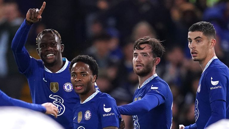 Noni Madueke a Chelsea: Blues completa el fichaje de £ 29 millones del extremo del PSV Eindhoven | Noticias de futbol 2 Raheem Sterling (centro) celebra el gol del Chelsea contra el Dinamo Zagreb