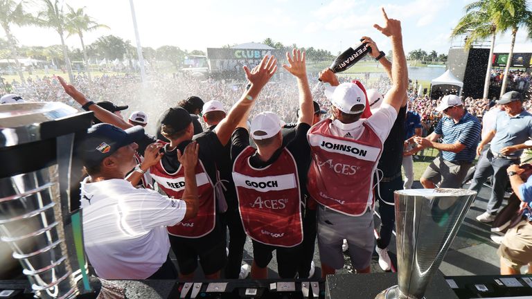 Dustin Johnson termina la temporada con más de $ 35 millones en ganancias, 4Aces GC gana la final del evento Team LIV | Noticias de golf 2 Team Johnson, Patrick Reed, Thalor Gooch, Pat Perez y todos sus caddies celebrando la victoria