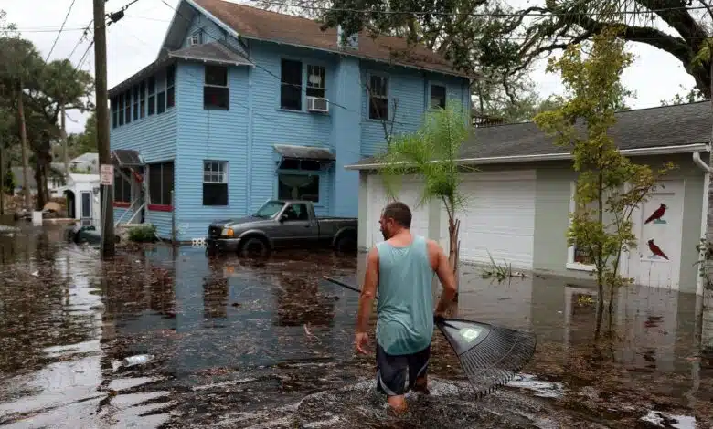 El aumento del nivel del mar podría inundar las costas de EE. UU. para 2050, predice la NASA 1 Jason Elam wades through flood waters around his home after Hurricane Nicole blew ashore on Nov. 10, 2022 in Daytona Beach, Florida.