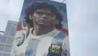 Artista crea mural gigante para Maradona
