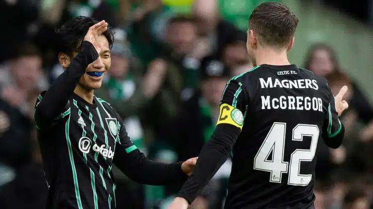 Celtic 4 - 1 San Jestone 1 Leo Hartatt del Celtic celebra la victoria 4-0 de Callum McGregor sobre St Johnstone