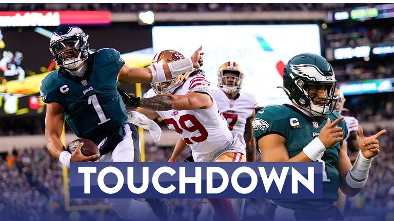 Jalen Hurts de los Philadelphia Eagles se abre paso entre la defensa y anota un touchdown con una jugada inteligente del mariscal de campo. 