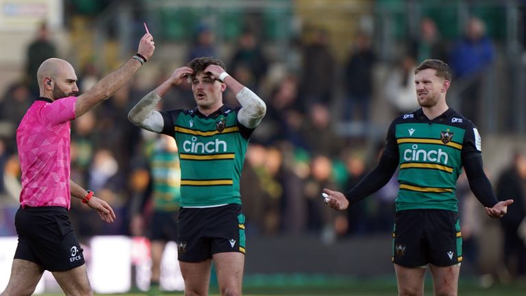 Heineken Champions Cup: Courtney Lawes cojeando en la derrota de Northampton, dudas para el Seis Naciones | Progreso de Harlequins, Leinster y Gloucester | Noticias de la Unión de Rugby 2 El árbitro Andrea Piardi muestra la tarjeta roja a Lukhan Salakaia-Loto de los Northampton Saints en los últimos minutos del partido.