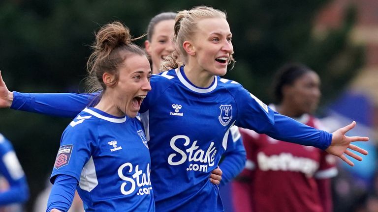 LEER Mujeres 0-1 Man Utd Mujeres: el título tardío de Rachel Williams coloca a Man Utd en la cima de WSL | Noticias de futbol 2 Aggie Beever-Jones celebra tras marcar el tercer gol del Everton ante el West Ham