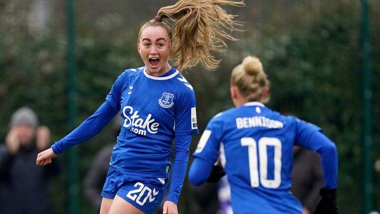 LEER Mujeres 0-1 Man Utd Mujeres: el título tardío de Rachel Williams coloca a Man Utd en la cima de WSL | Noticias de futbol 3 Megan Finnegan celebra tras la victoria 2-0 del Everton contra el West Ham