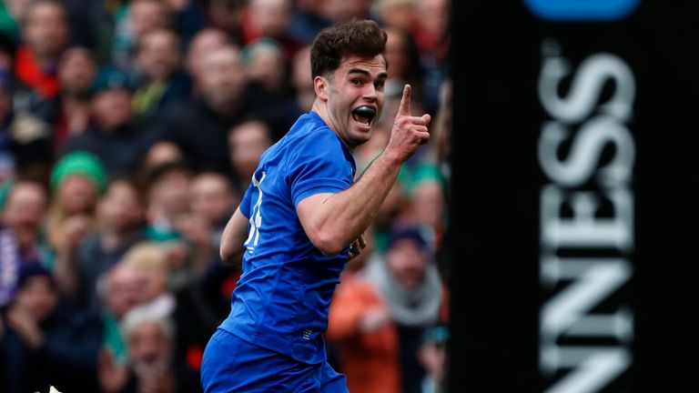 Irlanda 32 - 19 Francia 5 Damian Penaud completa un impresionante ensayo francés con 22 puntos por delante