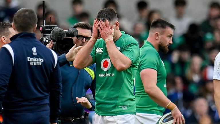 Irlanda 32 - 19 Francia 13 Irlanda no pudo contar con Sexton por lesión a principios de la segunda mitad después de que Tadhg Beirne se fuera cojeando.