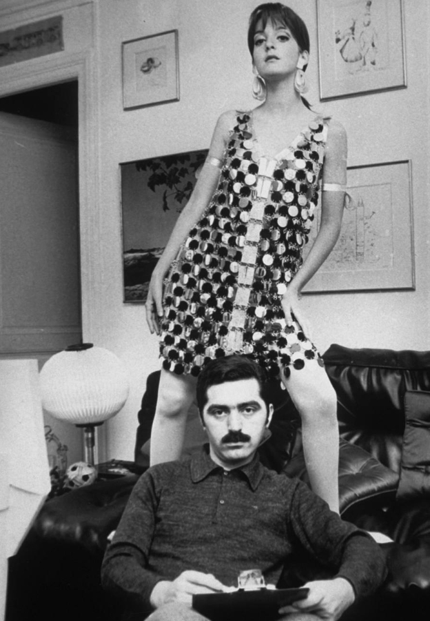 Muere el histórico diseñador de moda Paco Rabanne 2 Paco Rabanne con uno de sus diseños icónicos en 1966.