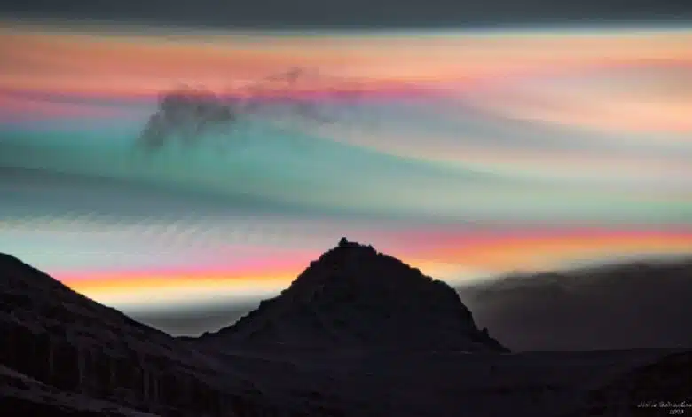 Extremadamente rara 'nube de arcoíris' ilumina el Círculo Polar Ártico como una aurora en impresionantes fotos nuevas 1 Bright multi-colored clouds shining in the night sky above Mount Jökultindur in Iceland on Jan. 25.