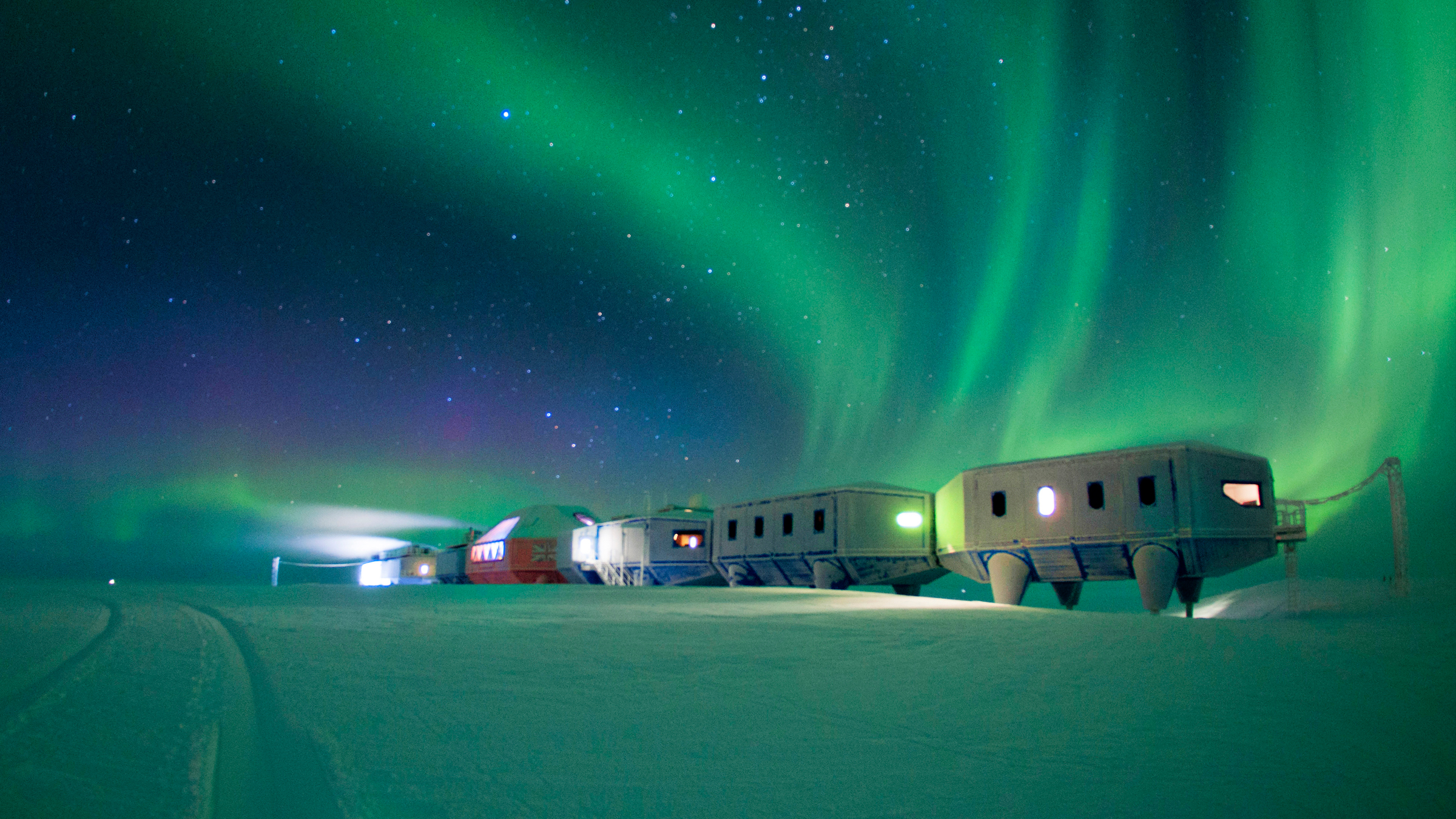 La brecha cada vez mayor dio origen a un iceberg antártico más grande que Los Ángeles 5 Durante los veranos antárticos de 2016 y 2017, los edificios modulares de la Base Halley fueron remolcados a una nueva ubicación en la plataforma de hielo Brunt para que no quedaran aislados por el abismo cada vez mayor.