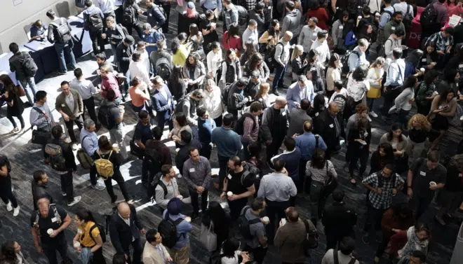 Uso efectivo de LinkedIn - Green Prophet 1 a crowd of people networking at a conference