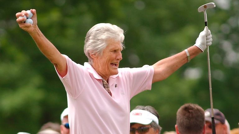 Kathy Whitworth: la rompedora de récords de la LPGA muere a los 83 años | Noticias de golf 2 Whitworth ha ganado seis títulos importantes y sus 88 victorias en la LPGA son la mayor cantidad de cualquier gira profesional.