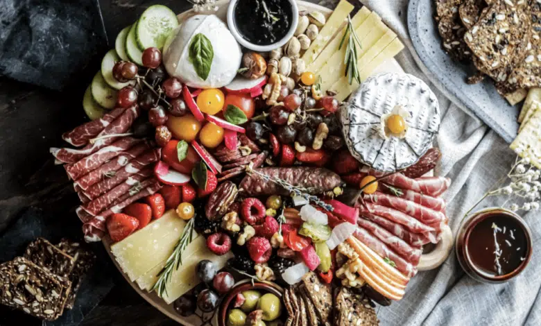 Suplementos que realmente pueden ayudar 1 charcuterie plate, meat, cheese, olives, fruit