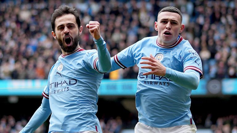 Phil Foden: el jefe de Man City, Pep Guardiola, explica la conversación con el extremo que lo ayudó a redescubrir la mejor forma | Noticias de futbol 2 Bernardo Silva celebra con Phil Foden después de que el City venciera al Newcastle 2-0
