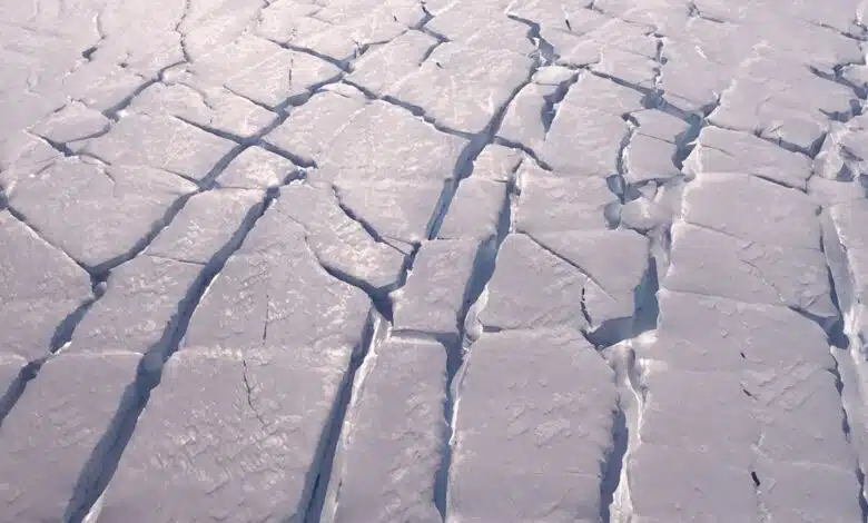 El glaciar Doomsday se está derritiendo más lento de lo que se pensaba, pero todavía tiene grandes problemas 1 Cracks in the Thwaites Glacier of West Antarctica, which has the potential to contribute 1.6 feet (0.5 meters) of sea-level rise over several centuries, should it collapse.
