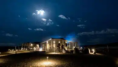 Acampar en un volcán extinto en Arabia Saudita 1 Khaybar Volcano Glamping, a night scene of the eco camp in Saudi Arabia