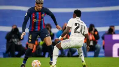 Barcelona recupera a un defensor clave de una lesión, pero convoca a tres jóvenes ya que la lesión continúa mordiendo