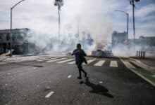 El gas lacrimógeno en los manifestantes durante el brote de enfermedades infecciosas es una "receta para el desastre"