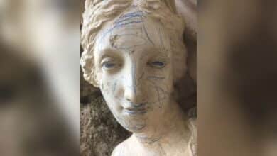 Escultura de 200 años destruida por crayón azul