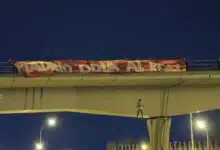 Policía detiene a cuatro mientras estatua de Vinicius cuelga de puente de Madrid