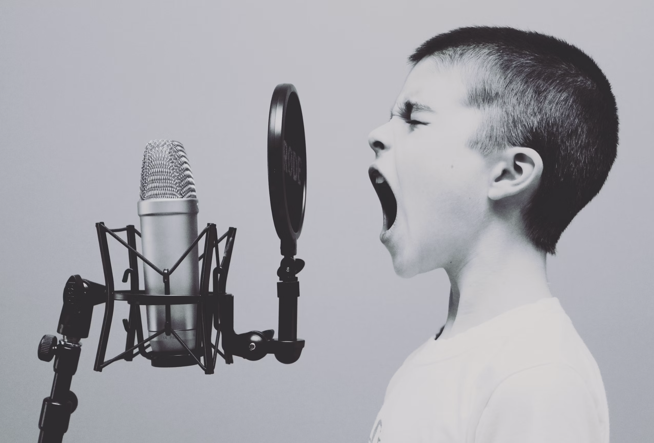 La contaminación acústica es un problema, el niño grita al micrófono