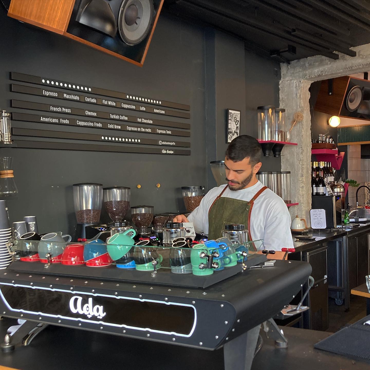 Café Adahanina, barista sirviendo café en el libre comercio, cafetería orgánica en el mercado de pulgas de Jaffa