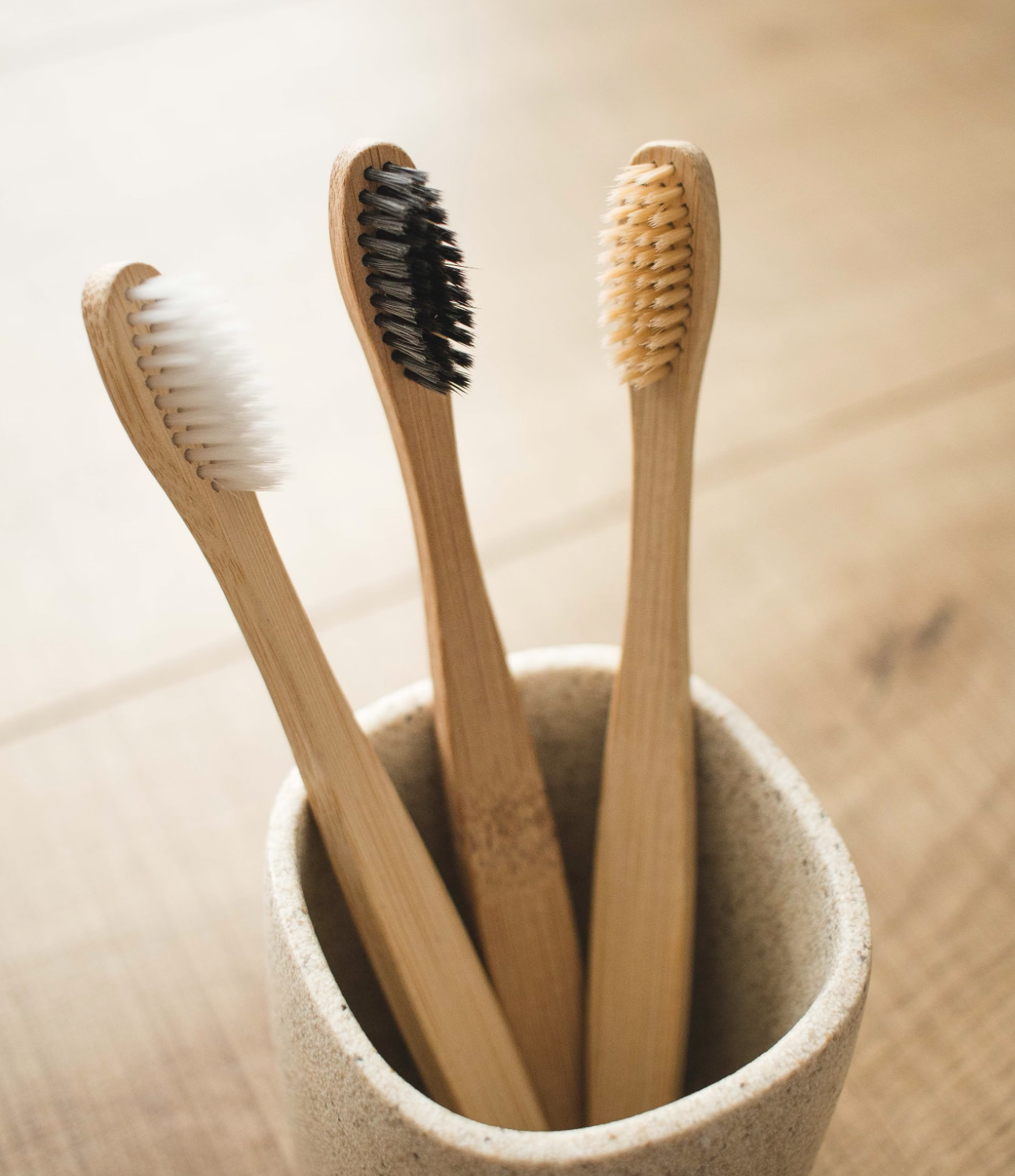 ¿Cepillarse los dientes y usar brackets de plástico genera microplásticos? 4 Evite los microplásticos. Palabras clave: exposición anual a microplásticos; emisiones diarias de microplásticos; medidas de mitigación; índice de peligrosidad de los polímeros.