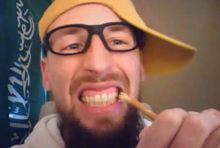 ¿Cepillarse los dientes y usar brackets de plástico genera microplásticos? 2 cepillo de dientes miswak