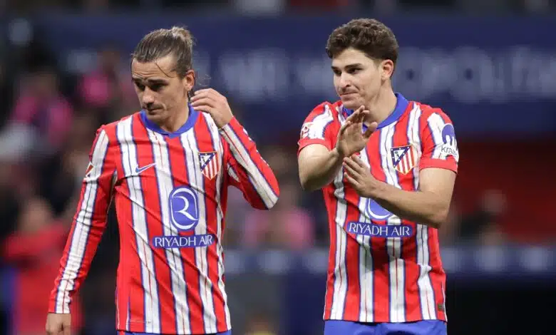 El Atlético de Madrid se ahorra para expandir la victoria de La Liga 1 Antoine Griezmann and Julian Alvarez