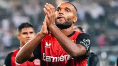 Barcelona "muy cercano" para llegar a un acuerdo para firmar al más alto defensor central 8 Jonathan Tah applauds.