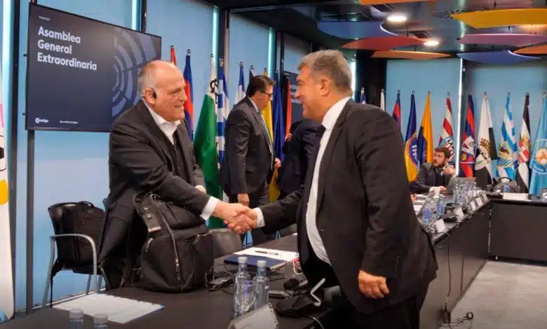 ¿Qué pasos piensan Barcelona que tienen que hacer para registrar a Dani Olmo y Pau Victor en La Liga? 1 Javier Tebas and Joan Laporta