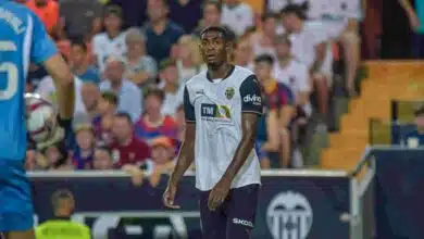 Valencia no tendrá jugadores clave contra el Barcelona 6 Mosquera in action at Mestalla.