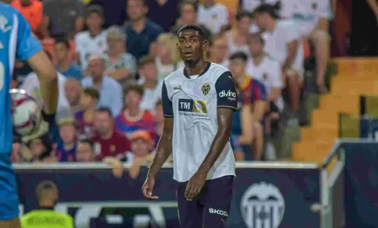 Valencia no tendrá jugadores clave contra el Barcelona 1 Mosquera in action at Mestalla.