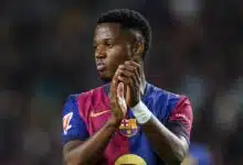 Wanderer de Barcelona Ansu Fati regresa con Premier League 11 Ansu Fati applauds the fans.