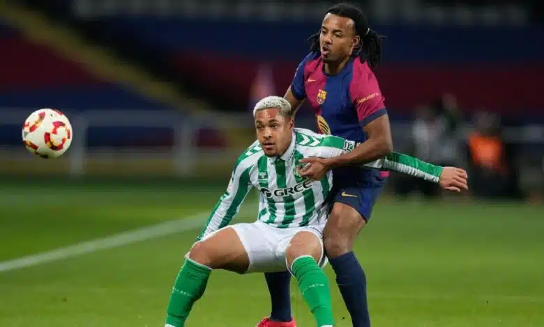 Barcelona perdió el acuerdo de € 27 millones cuando los jugadores se negaron a moverse 1 Vitor Roque battles with Jules Kounde