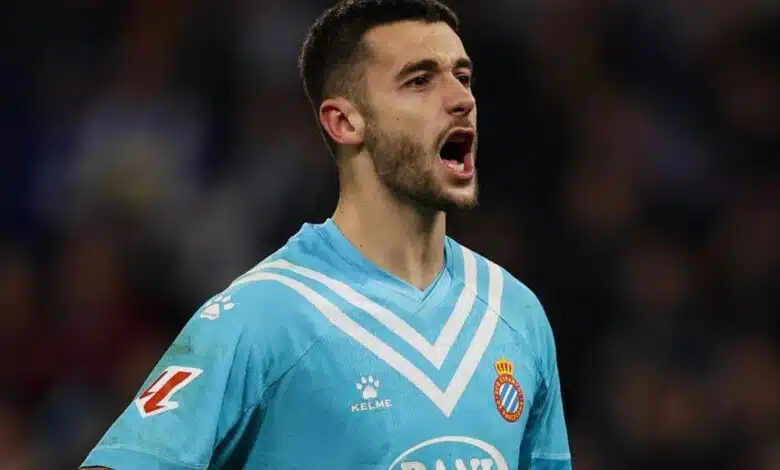 Los gigantes de la Bundesliga compiten por el arsenal del rival internacional español 1 Joan Garcia roars into the air.