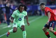 Accesorios de apelación de Barcelona y Osasuna 12 Kounde in action against Bryan Zaragoza.