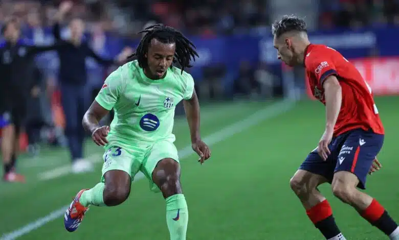 Accesorios de apelación de Barcelona y Osasuna 1 Kounde in action against Bryan Zaragoza.