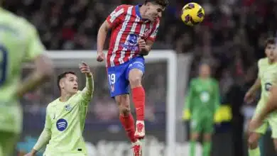 El gerente de Barcelona considera tres opciones para el papel de Marc Casado 6 Julian Alvarez rises above Marc Casado.