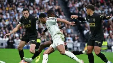 Valencia gana al Real Madrid 17 Bellingham takes on Tarrega.